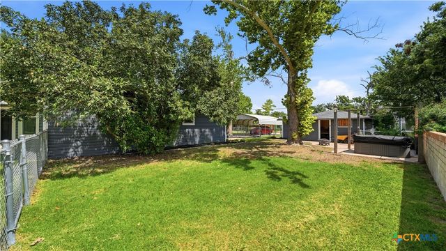 733 E Krezdorn Street, Seguin, TX 78155