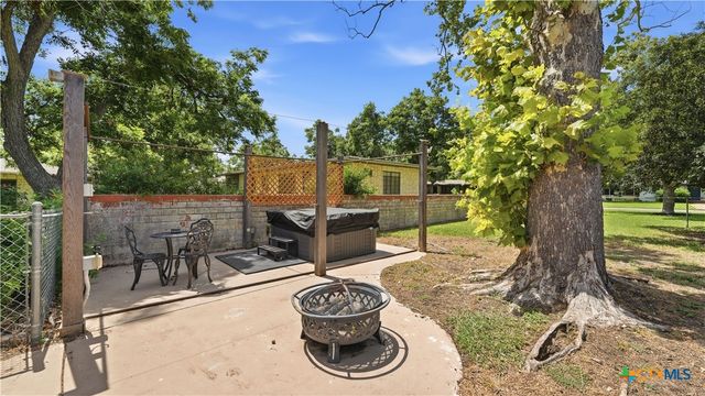 733 E Krezdorn Street, Seguin, TX 78155