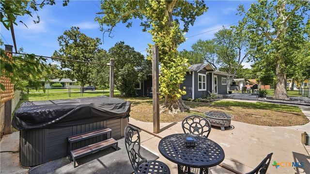 733 E Krezdorn Street, Seguin, TX 78155