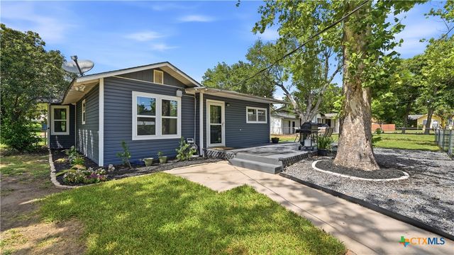733 E Krezdorn Street, Seguin, TX 78155