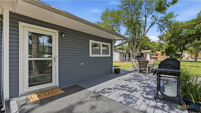 733 E Krezdorn Street, Seguin, TX 78155