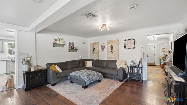 733 E Krezdorn Street, Seguin, TX 78155