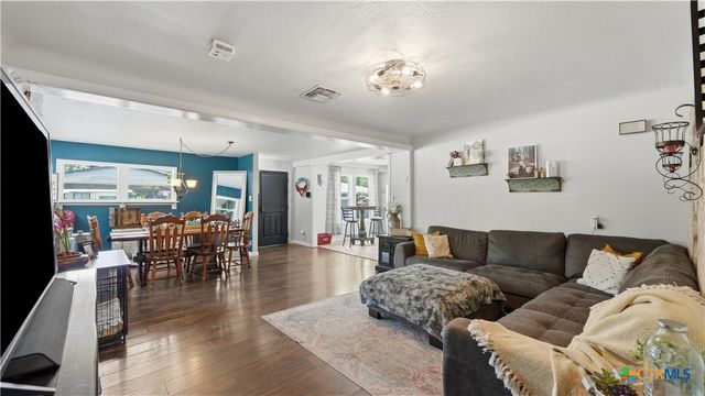 733 E Krezdorn Street, Seguin, TX 78155