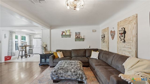 733 E Krezdorn Street, Seguin, TX 78155