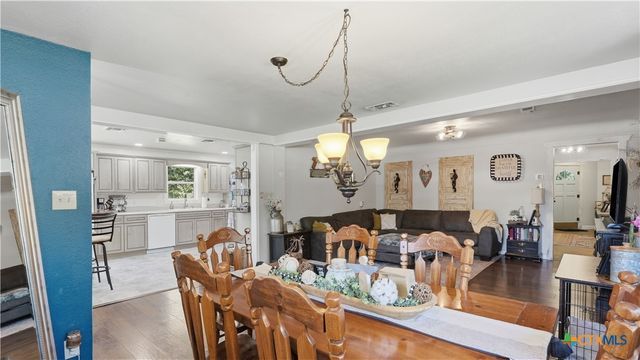 733 E Krezdorn Street, Seguin, TX 78155