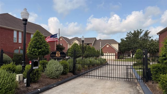 1408 S Friendswood Drive 205, Friendswood, TX 77546