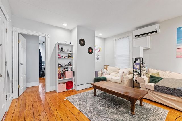 136 Coleridge St, Boston, MA 02128