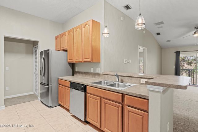 7043 DEER LODGE Circle 110, Jacksonville, FL 32256