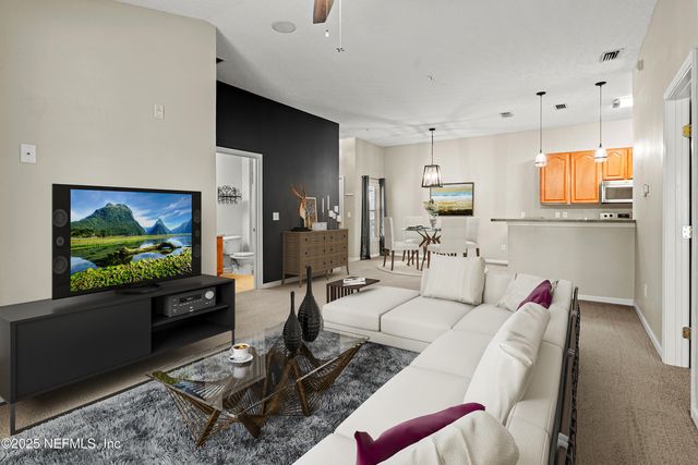 7043 DEER LODGE Circle 110, Jacksonville, FL 32256