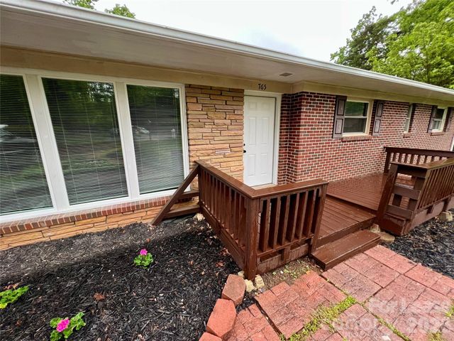 765 8th Avenue Drive SE, Hickory, NC 28602