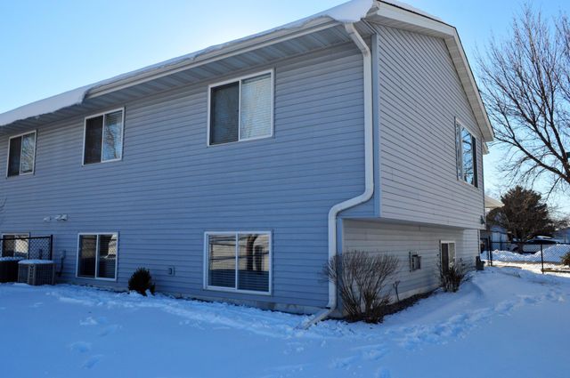 1465 Mcintosh Circle, Shakopee, MN 55379