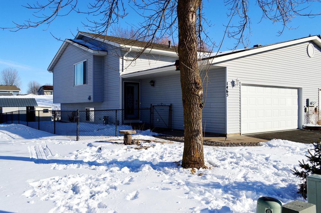 1465 Mcintosh Circle, Shakopee, MN 55379