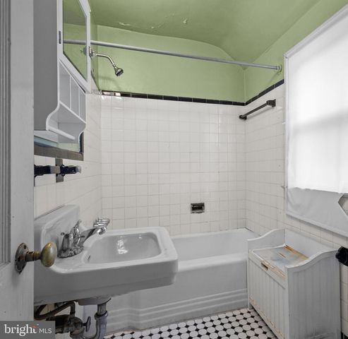 1711 GIRARD ST NE, Washington, DC 20018
