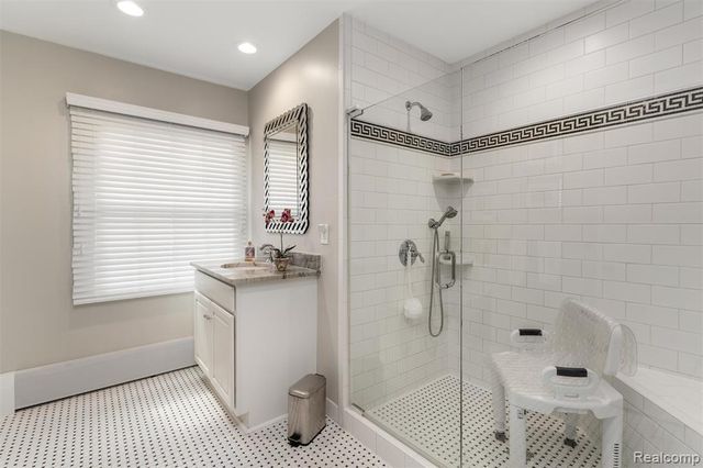 24800 N Cromwell Drive, Franklin, MI 48025