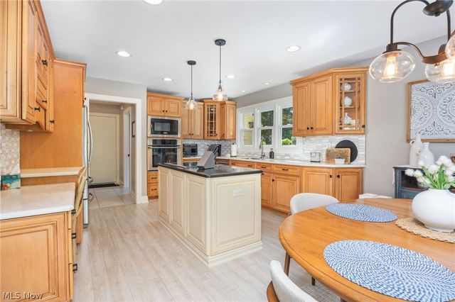 614 Red Rock Drive, Wadsworth, OH 44281