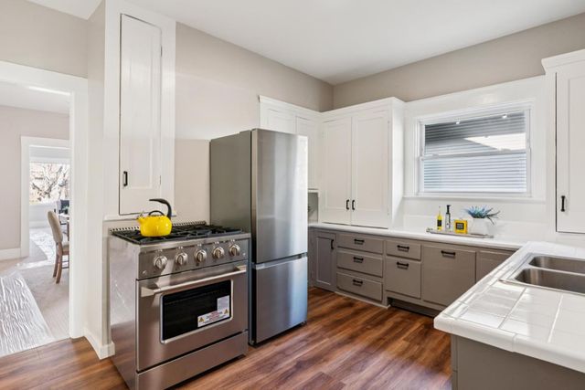 915 52nd Street, Oakland, CA 94608