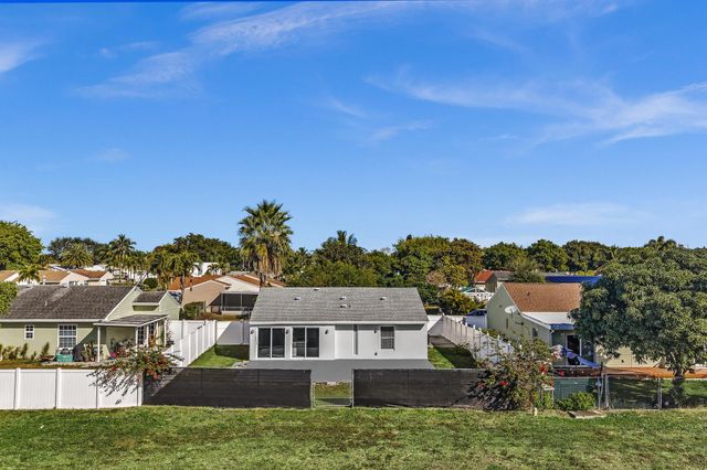 8316 Huntsman Place, Boca Raton, FL 33433