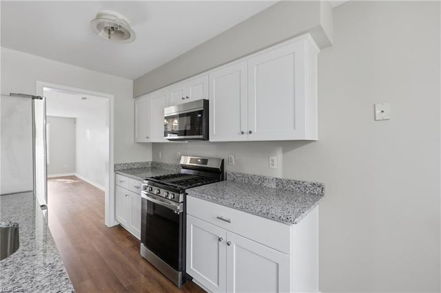 56 Candlelight LN, Portsmouth, VA 23703