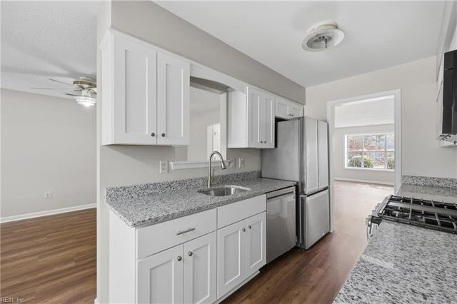 56 Candlelight LN, Portsmouth, VA 23703