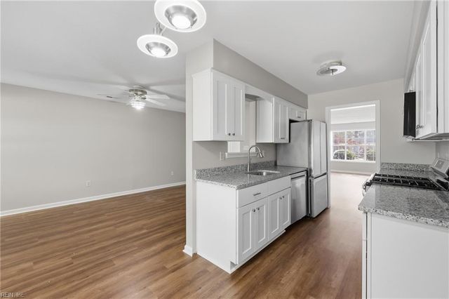 56 Candlelight LN, Portsmouth, VA 23703