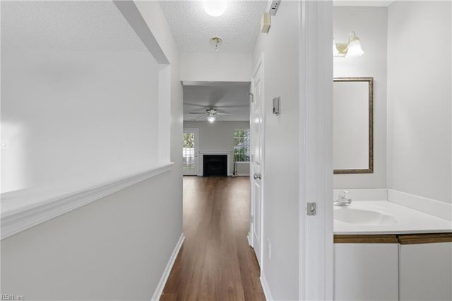 56 Candlelight LN, Portsmouth, VA 23703