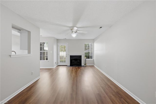 56 Candlelight LN, Portsmouth, VA 23703