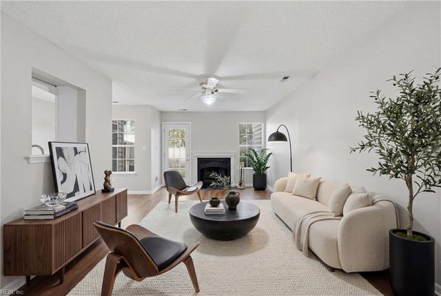 56 Candlelight LN, Portsmouth, VA 23703