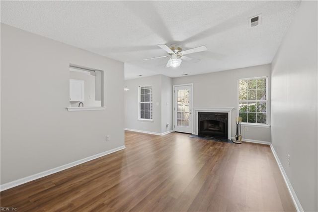 56 Candlelight LN, Portsmouth, VA 23703