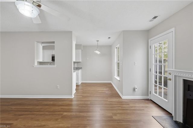 56 Candlelight LN, Portsmouth, VA 23703