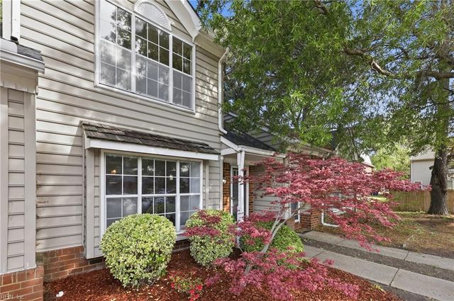 56 Candlelight LN, Portsmouth, VA 23703