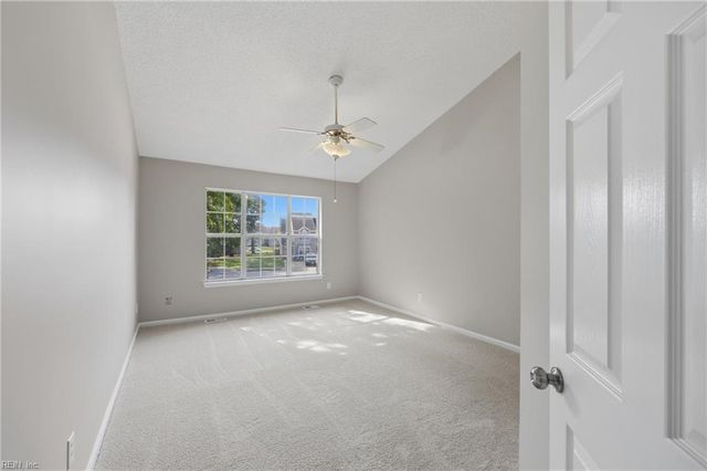 56 Candlelight LN, Portsmouth, VA 23703