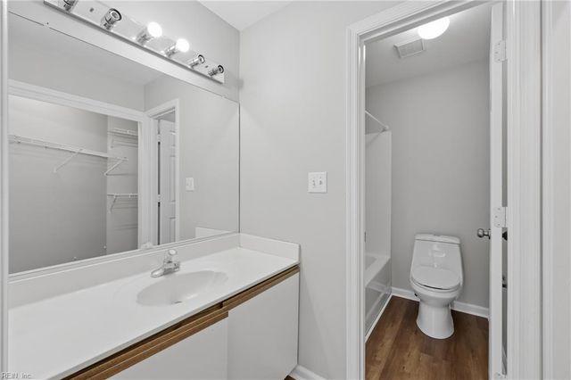 56 Candlelight LN, Portsmouth, VA 23703