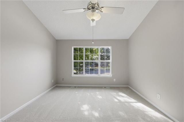 56 Candlelight LN, Portsmouth, VA 23703