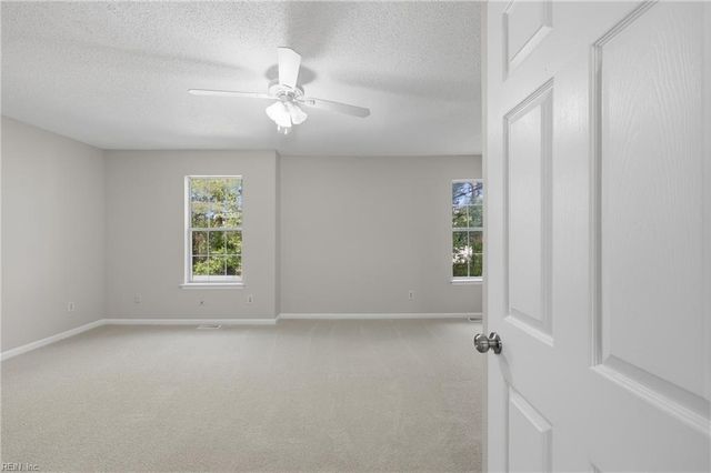 56 Candlelight LN, Portsmouth, VA 23703