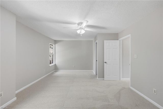 56 Candlelight LN, Portsmouth, VA 23703