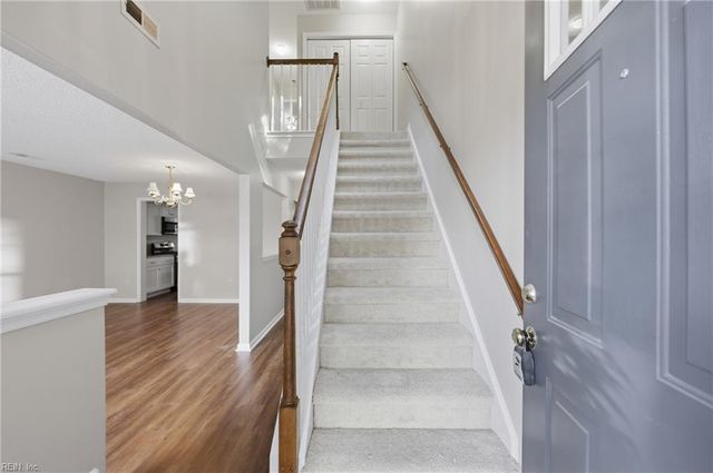 56 Candlelight LN, Portsmouth, VA 23703