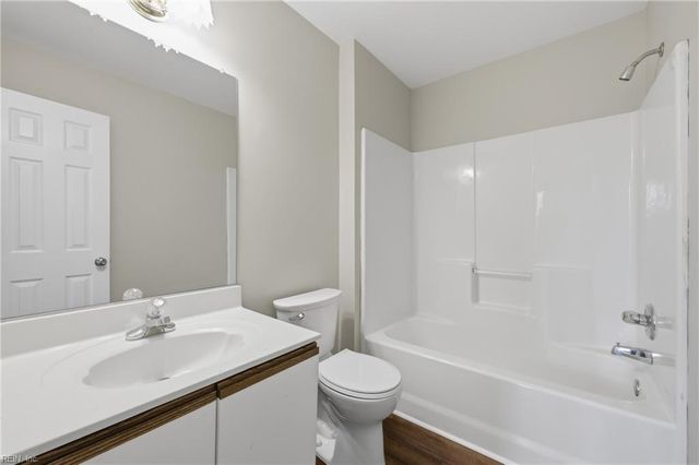 56 Candlelight LN, Portsmouth, VA 23703