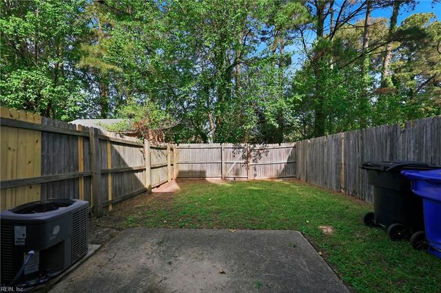 56 Candlelight LN, Portsmouth, VA 23703