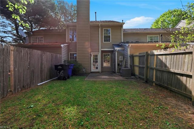 56 Candlelight LN, Portsmouth, VA 23703