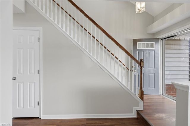 56 Candlelight LN, Portsmouth, VA 23703