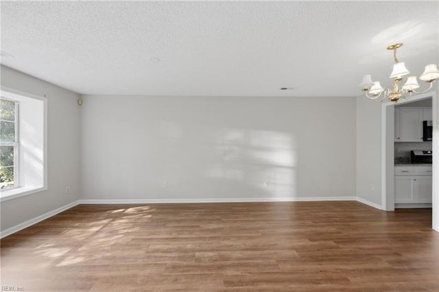 56 Candlelight LN, Portsmouth, VA 23703