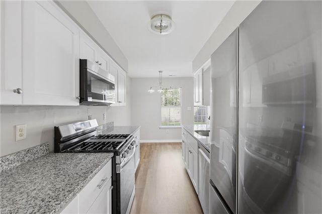 56 Candlelight LN, Portsmouth, VA 23703