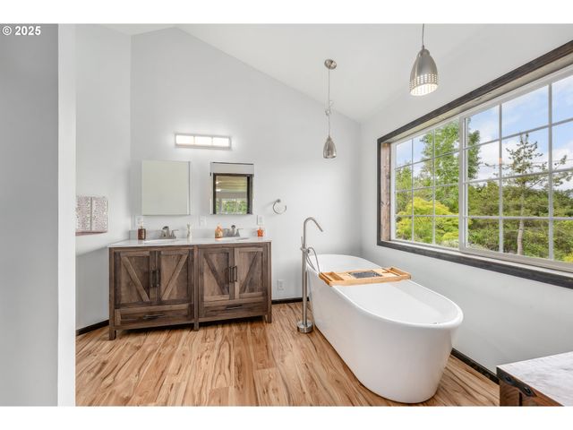 250 VALLEY VIEW Rd, Sutherlin, OR 97479