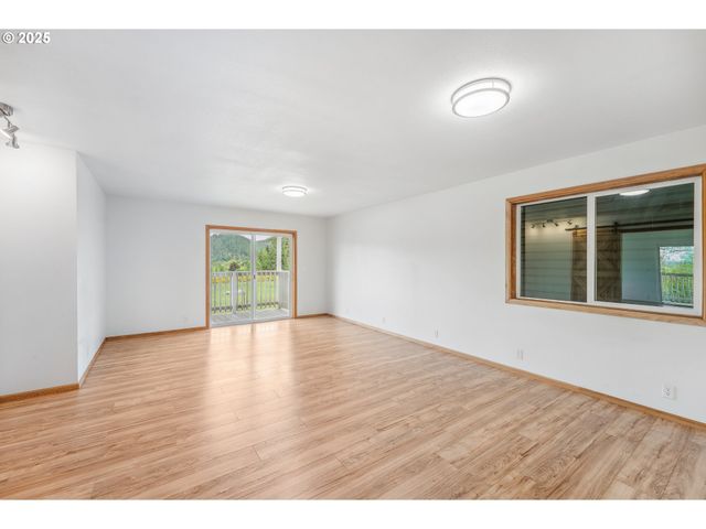 250 VALLEY VIEW Rd, Sutherlin, OR 97479