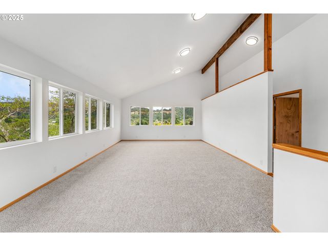 250 VALLEY VIEW Rd, Sutherlin, OR 97479