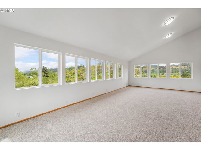 250 VALLEY VIEW Rd, Sutherlin, OR 97479