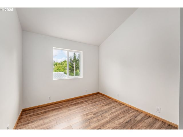 250 VALLEY VIEW Rd, Sutherlin, OR 97479