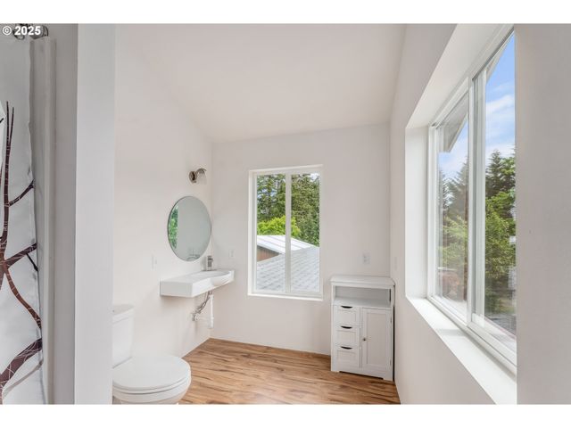 250 VALLEY VIEW Rd, Sutherlin, OR 97479