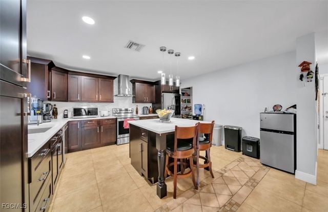 207 NE 24th TER, Cape Coral, FL 33909