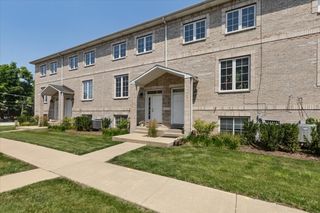 183 N East River Road D3, Des Plaines, IL 60016